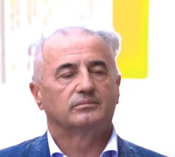 Avokati Arianit Koci i rruan flokët para Kuvendit: Po na rrezikohet shteti
